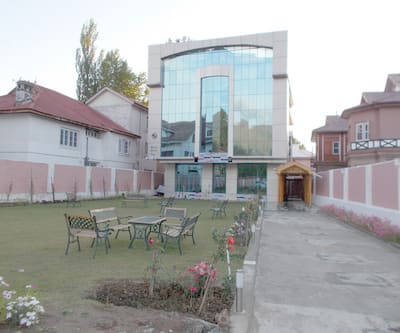 https://imgcld.yatra.com/ytimages/image/upload/t_hotel_yatra_city_desktop/v1436252350/Domestic Hotels/Hotels_Srinagar/Hyde Park Inn/Overview.jpg